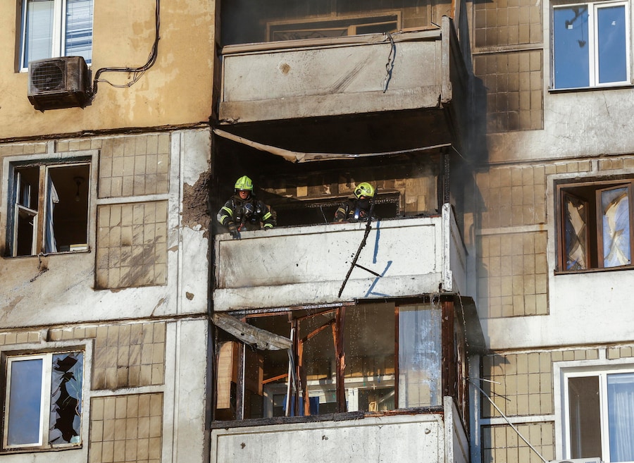 Un edificio residenziale colpito da un attaco russo a Kiev, in Ucraina, il 27 settembre 2026. (EPA)