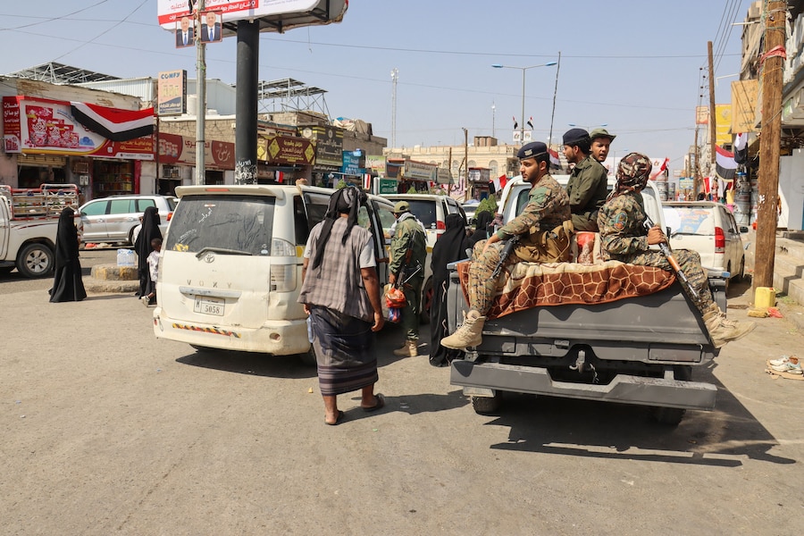Agenti di polizia pattugliano una strada nella città di Marib, nello Yemen, ricca di petrolio. (REUTERS)