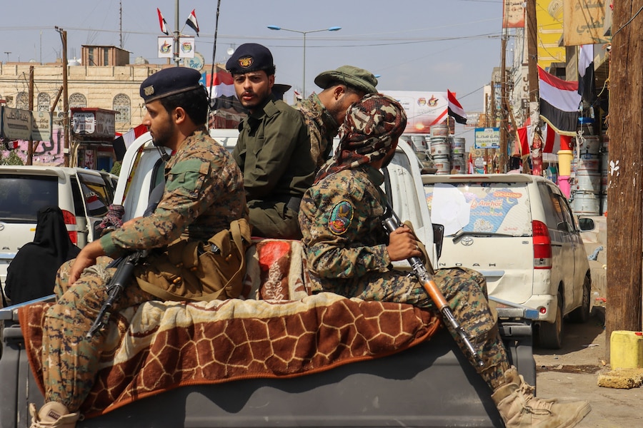 Agenti di polizia pattugliano una strada nella città di Marib, nello Yemen, ricca di petrolio. (REUTERS)