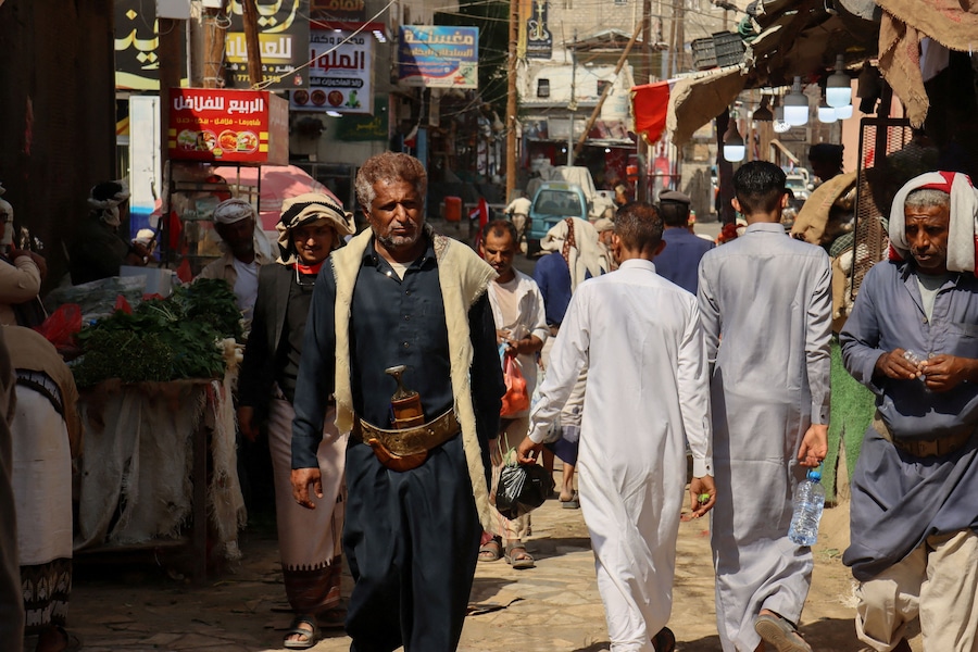 Persone che camminano per una strada della città di Marib, nello Yemen, ricca di petrolio. (REUTERS)