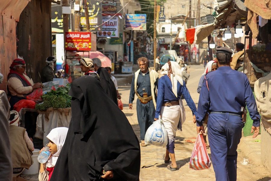 Persone che camminano per una strada nella città di Marib, nello Yemen, ricca di petrolio. (REUTERS)
