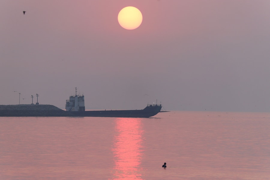 Navi nello Stretto di Ormuz, nei pressi della spiaggia di Bandar Abbas, in Iran. (via REUTERS)