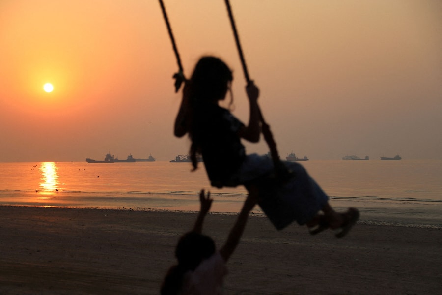 Navi nello Stretto di Ormuz, nei pressi della spiaggia di Bandar Abbas, in Iran. (via REUTERS)