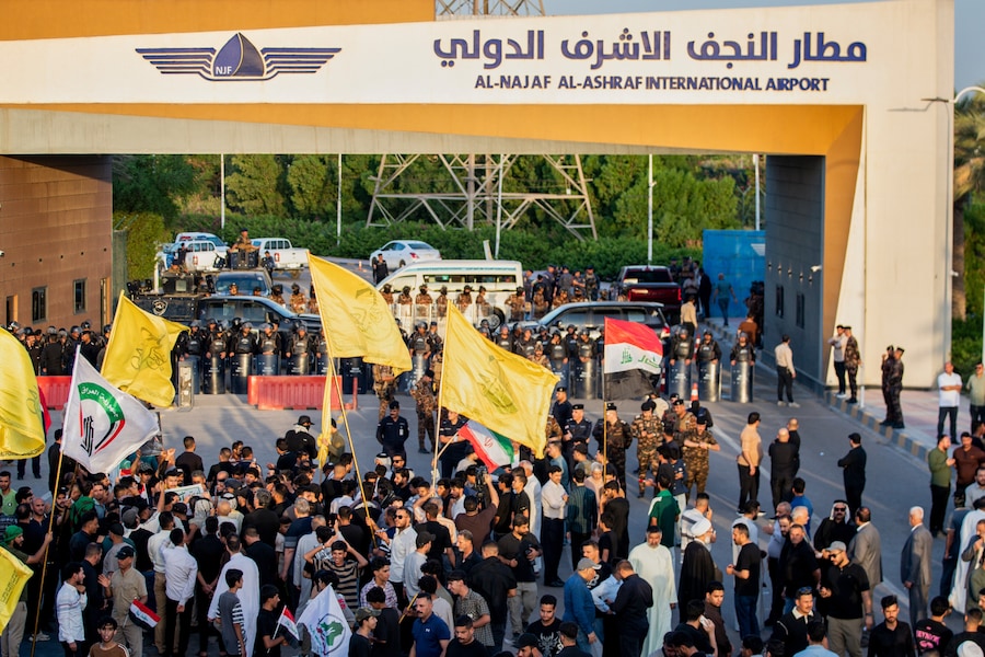 Le forze di sicurezza irachene montano la guardia mentre i manifestanti si radunano fuori dall'aeroporto internazionale di Najaf per protestare contro la sospensione dei voli tra Iraq e Iran a Najaf, in Iraq. (APN)