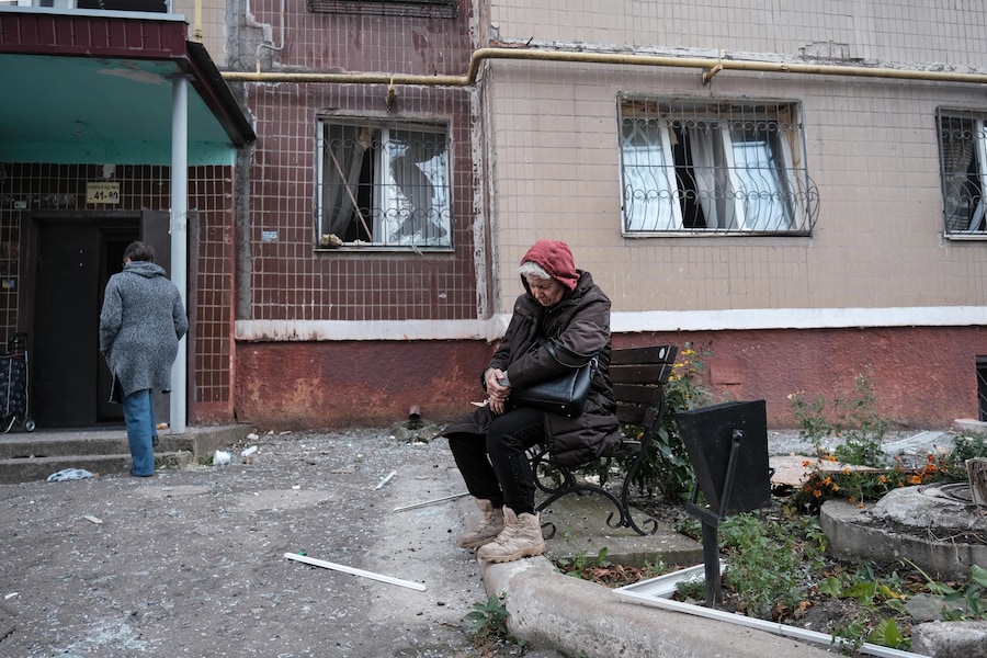 Una persona è seduta davanti a un edificio danneggiato a Kramatorsk, nella regione di Donetsk, nell’Ucraina orientale, nel pieno dell’invasione russa. Dichiarato zona di combattimento attiva, il centro amministrativo è sottoposto a bombardamenti regolari da parte di bombe aeree guidate russe, artiglieria e attacchi con droni lanciati dalle vicine posizioni in prima linea. (EPA)