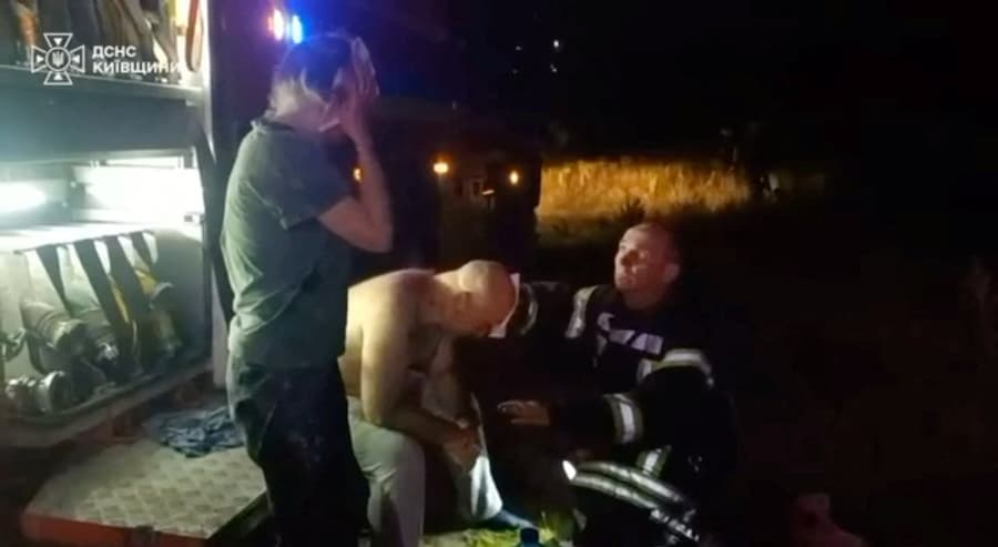 Un operatore dei servizi di emergenza assiste i residenti all’indomani di un attacco con droni russi, nel contesto dell’offensiva russa contro l’Ucraina. (via REUTERS)