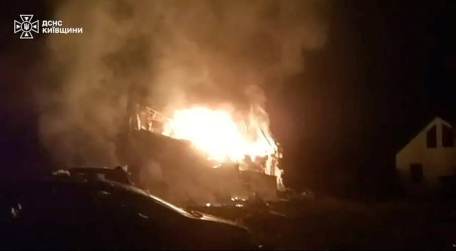 Un incendio divampa in un edificio, in seguito a un attacco con droni russi, nel contesto dell’offensiva russa contro l’Ucraina, in una località indicata come Kiev, Ucraina. (via REUTERS)
