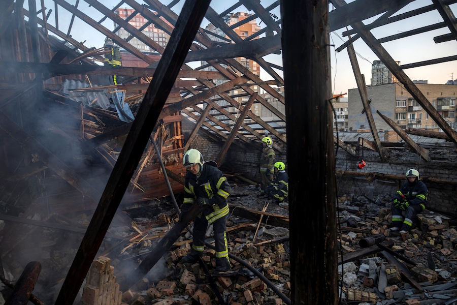 I vigili del fuoco intervengono nella soffitta di un edificio residenziale che ha preso fuoco dopo essere stato colpito da un drone russo a reazione, nel contesto dell'attacco della Russia all'Ucraina, a Kiev. (REUTERS)
