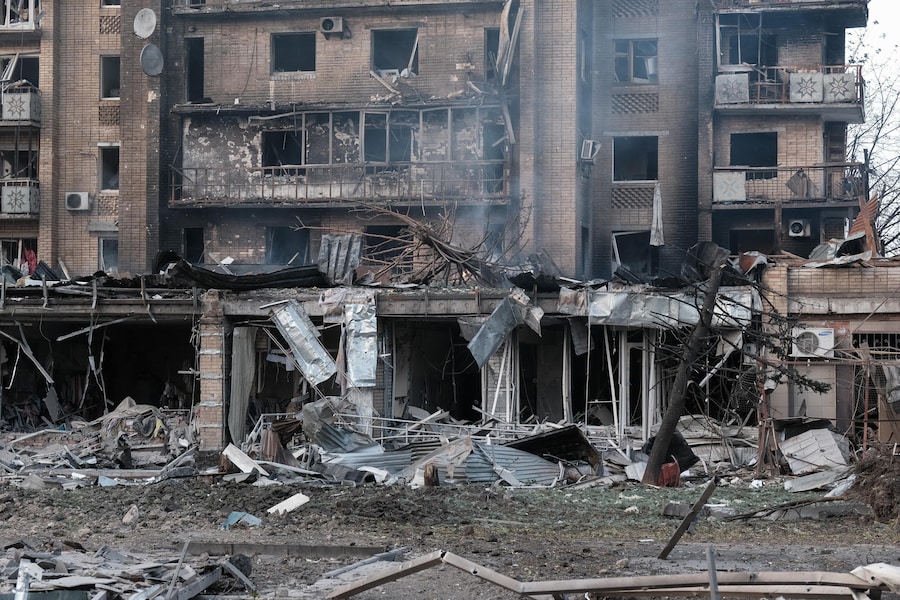 Edifici danneggiati nel luogo in cui si è verificato un attacco russo a Kramatorsk, nella regione di Donetsk, nell’Ucraina orientale. (EPA)