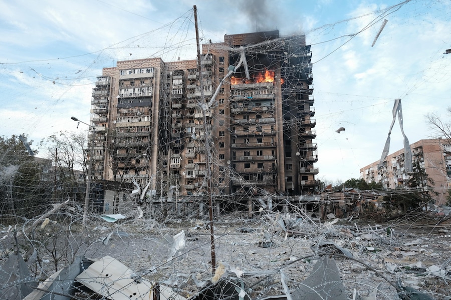 Le fiamme avvolgono un edificio danneggiato in seguito a un attacco russo a Kramatorsk, nella regione di Donetsk, nell’Ucraina orientale. (EPA)