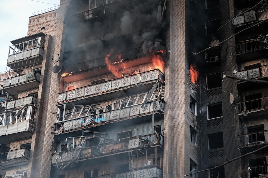 Le fiamme avvolgono un edificio a più piani in seguito a un attacco russo a Kramatorsk, nella regione di Donetsk, nell’Ucraina orientale. (EPA)