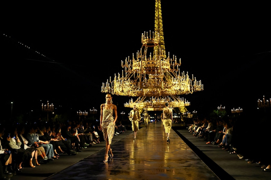 Le modelle sfoggiano le creazioni dello stilista Anthony Vaccarello nell'ambito della sfilata della collezione prêt-à-porter donna Primavera/Estate 2027 della casa di moda Saint Laurent, durante la Settimana della Moda di Parigi, a Parigi, Francia, il 29 settembre 2026. REUTERS/Sarah Meyssonnier (REUTERS)