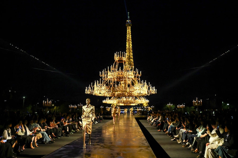 Le modelle sfoggiano le creazioni dello stilista Anthony Vaccarello nell'ambito della sfilata della collezione prêt-à-porter donna primavera/estate 2027 della maison Saint Laurent, durante la Settimana della Moda di Parigi, a Parigi, Francia, il 29 settembre 2026. REUTERS/Sarah Meyssonnier (REUTERS)