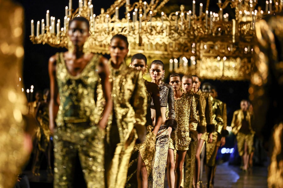 Le modelle sfoggiano le creazioni dello stilista Anthony Vaccarello nell'ambito della sfilata della collezione prêt-à-porter donna Primavera/Estate 2027 della casa di moda Saint Laurent, durante la Settimana della Moda di Parigi, a Parigi, in Francia, il 29 settembre 2026. REUTERS/Sarah Meyssonnier (REUTERS)