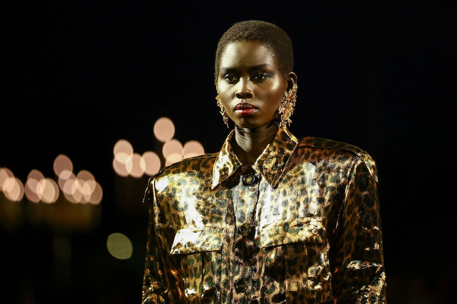 Una modella sfoggia una creazione dello stilista Anthony Vaccarello nell’ambito della sfilata della collezione prêt-à-porter donna Primavera/Estate 2027 della maison Saint Laurent durante la Settimana della Moda di Parigi, a Parigi, in Francia, il 29 settembre 2026. REUTERS/Sarah Meyssonnier (REUTERS)