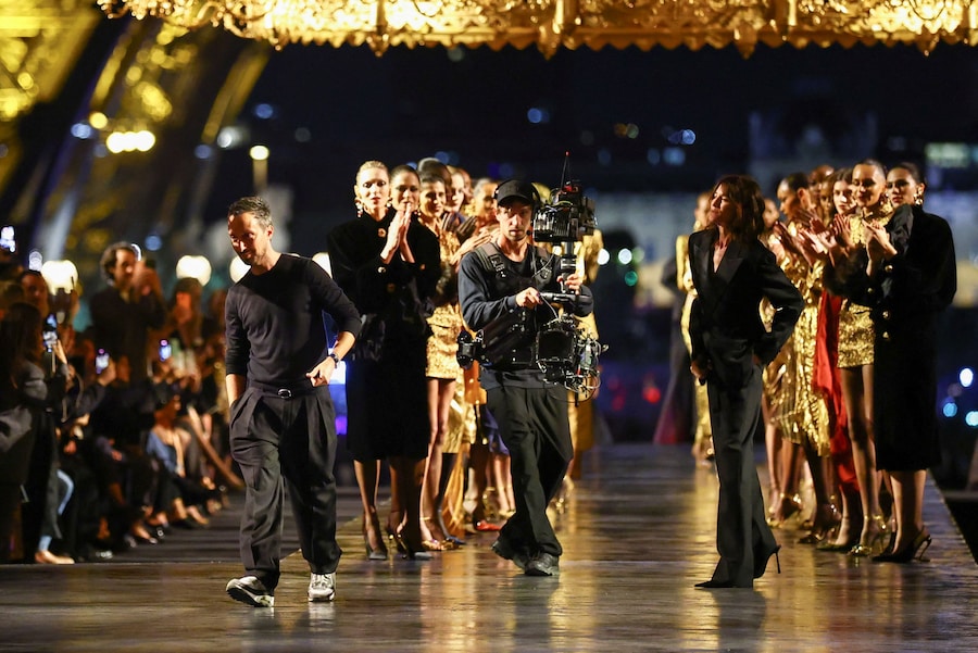 Lo stilista Anthony Vaccarello assiste alla sfilata della sua collezione prêt-à-porter donna Primavera/Estate 2027 per la casa di moda Saint Laurent durante la Settimana della Moda di Parigi, a Parigi, in Francia, il 29 settembre 2026. REUTERS/Sarah Meyssonnier (REUTERS)