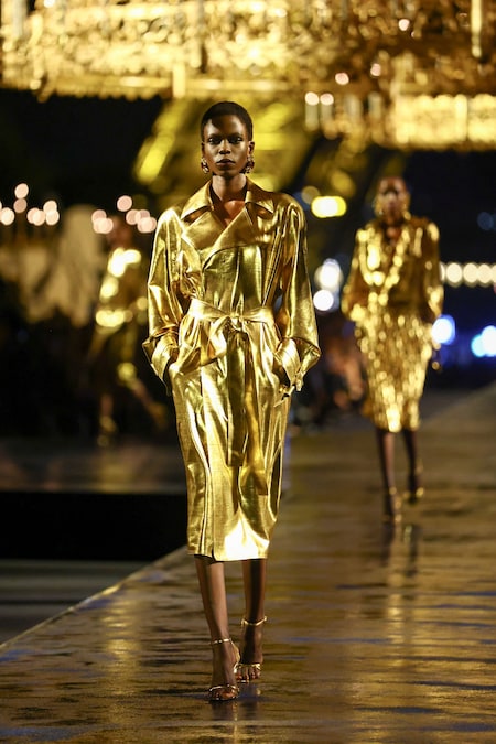 Una modella sfoggia una creazione dello stilista Anthony Vaccarello nell'ambito della sfilata della collezione prêt-à-porter donna Primavera/Estate 2027 della maison Saint Laurent durante la Settimana della Moda di Parigi, a Parigi, in Francia, il 29 settembre 2026. REUTERS/Sarah Meyssonnier (REUTERS)