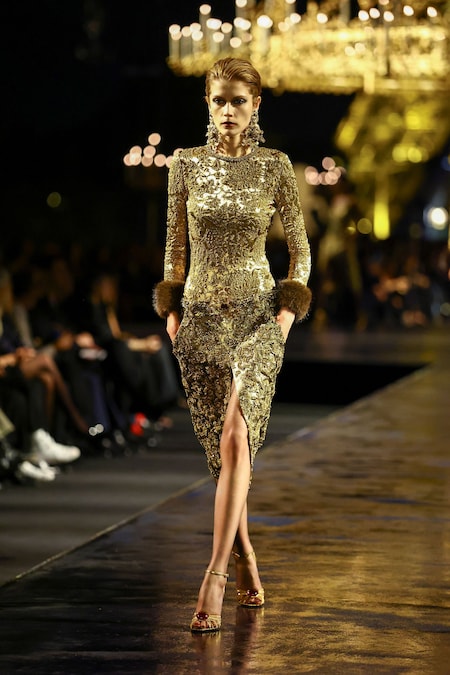 Una modella sfoggia una creazione dello stilista Anthony Vaccarello nell'ambito della sfilata della collezione prêt-à-porter donna Primavera/Estate 2027 della maison Saint Laurent durante la Settimana della Moda di Parigi, a Parigi, in Francia, il 29 settembre 2026. REUTERS/Sarah Meyssonnier (REUTERS)