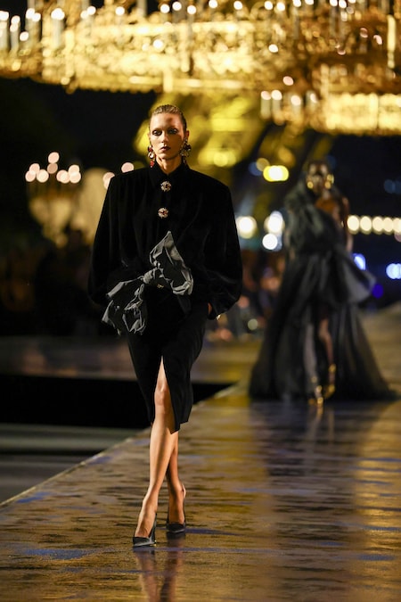 Una modella sfoggia una creazione dello stilista Anthony Vaccarello nell'ambito della sfilata della collezione prêt-à-porter donna Primavera/Estate 2027 della maison Saint Laurent durante la Settimana della Moda di Parigi, a Parigi, in Francia, il 29 settembre 2026. REUTERS/Sarah Meyssonnier (REUTERS)
