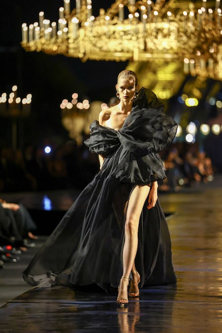 Una modella sfoggia una creazione dello stilista Anthony Vaccarello nell'ambito della sfilata della collezione prêt-à-porter donna Primavera/Estate 2027 della maison Saint Laurent durante la Settimana della moda di Parigi, a Parigi, in Francia, il 29 settembre 2026. REUTERS/Sarah Meyssonnier (REUTERS)