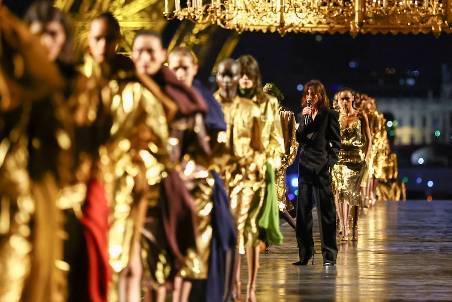 La cantante Charlotte Gainsbourg si esibisce mentre le modelle sfoggiano le creazioni dello stilista Anthony Vaccarello nell'ambito della sfilata della collezione prêt-à-porter donna primavera/estate 2027 della casa di moda Saint Laurent, durante la Settimana della Moda di Parigi, a Parigi, in Francia, il 29 settembre 2026. REUTERS/Sarah Meyssonnier (REUTERS)
