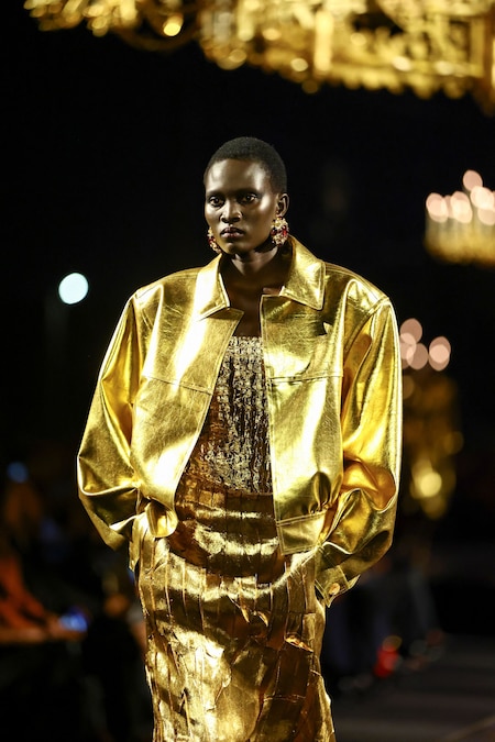 Una modella sfoggia una creazione dello stilista Anthony Vaccarello nell'ambito della sfilata della collezione prêt-à-porter donna Primavera/Estate 2027 della casa di moda Saint Laurent durante la Settimana della Moda di Parigi, a Parigi, in Francia, il 29 settembre 2026. REUTERS/Sarah Meyssonnier (REUTERS)