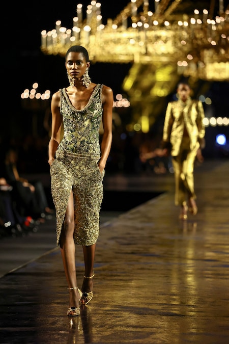Una modella sfoggia una creazione dello stilista Anthony Vaccarello nell'ambito della sfilata della collezione prêt-à-porter donna Primavera/Estate 2027 della casa di moda Saint Laurent durante la Settimana della Moda di Parigi, a Parigi, in Francia, il 29 settembre 2026. REUTERS/Sarah Meyssonnier (REUTERS)