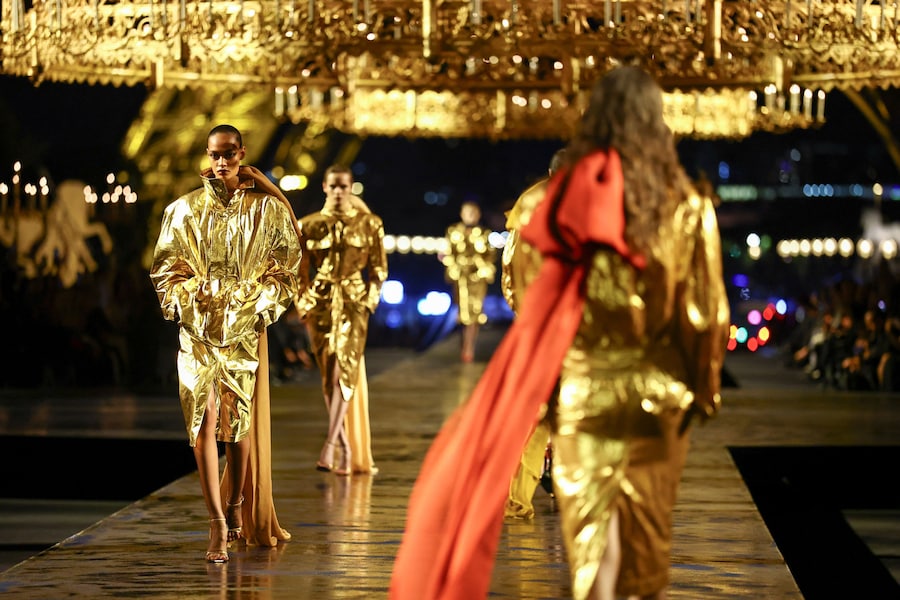 Le modelle sfoggiano le creazioni dello stilista Anthony Vaccarello nell'ambito della sfilata della collezione prêt-à-porter donna Primavera/Estate 2027 della casa di moda Saint Laurent, durante la Settimana della Moda di Parigi, a Parigi, Francia, il 29 settembre 2026. REUTERS/Sarah Meyssonnier (REUTERS)