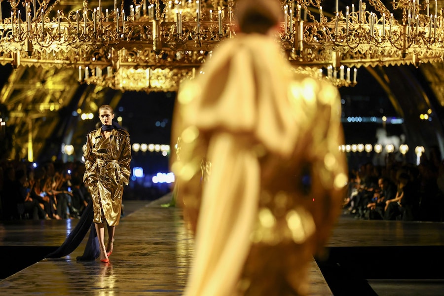 Le modelle sfoggiano le creazioni dello stilista Anthony Vaccarello nell'ambito della sfilata della collezione prêt-à-porter donna Primavera/Estate 2027 della maison Saint Laurent, durante la Settimana della Moda di Parigi, a Parigi, Francia, il 29 settembre 2026. REUTERS/Sarah Meyssonnier (REUTERS)
