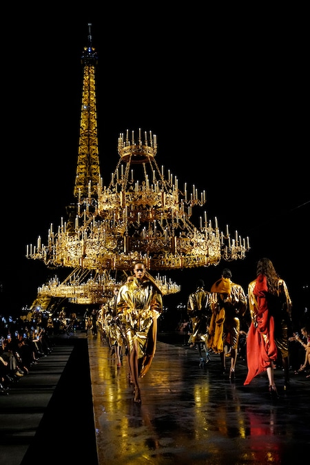 Le modelle sfoggiano le creazioni della collezione Saint Laurent Donna Primavera-Estate 2027, presentata a Parigi, in Francia, martedì 29 settembre 2026. (Foto AP/Teresa Suarez) (APN)