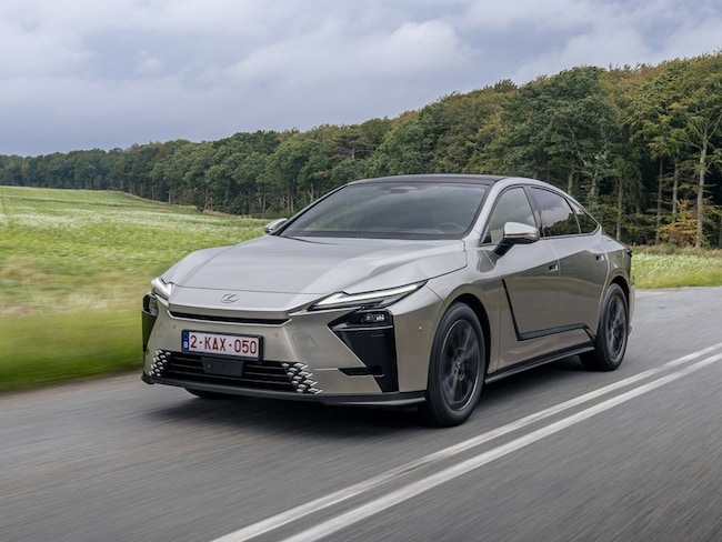 Lexus ES, le foto della nuova generazione votata al comfort