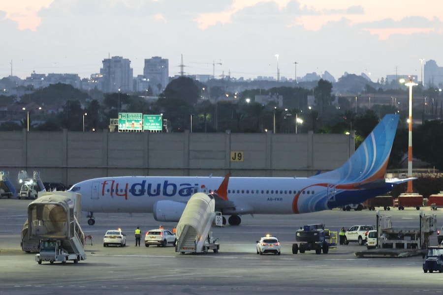 Un aereo della Flydubai con a bordo passeggeri provenienti da Tabuk, in Arabia Saudita, è fermo sulla pista dopo l’atterraggio all’Aeroporto Internazionale Ben Gurion, vicino a Tel Aviv. (EPA)