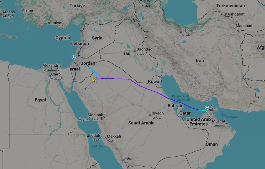 Uno screenshot tratto da Flightradar24 mostra un volo Flydubai diretto in Israele che è stato dirottato in Arabia Saudita. (via REUTERS)