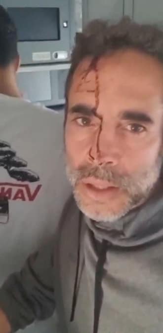 CONTENUTI SENSIBILI - Una persona parla a bordo di un aereo della Fly Dubai, diretto in Israele dagli Emirati Arabi Uniti e dirottato in Arabia Saudita dopo aver trasmesso segnali di emergenza, in questa schermata tratta da un video pubblicato sui social media in data 30 settembre 2026. (SOCIAL MEDIA via REUTERS)