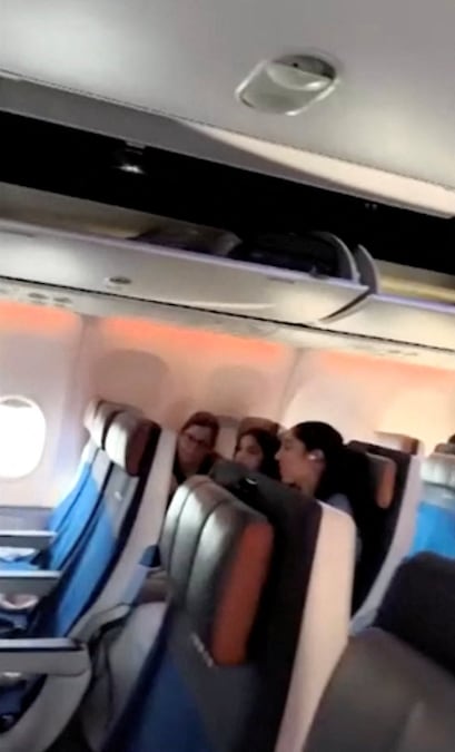 CONTENUTI SENSIBILI - I passeggeri sono seduti all'interno di un aereo Flydubai proveniente dagli Emirati Arabi Uniti e diretto in Israele, che è stato dirottato in Arabia Saudita dopo aver trasmesso segnali di emergenza. (via REUTERS)