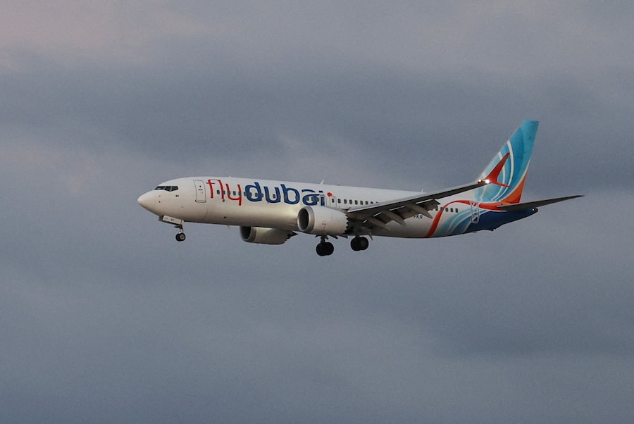 Un aereo, con a bordo i passeggeri che si trovavano sul volo FlyDubai diretto in Israele dagli Emirati Arabi Uniti — deviato in Arabia Saudita a seguito di un segnale di emergenza —, atterra all’aeroporto internazionale Ben Gurion, a Lod, nei pressi di Tel Aviv, in Israele. (REUTERS)