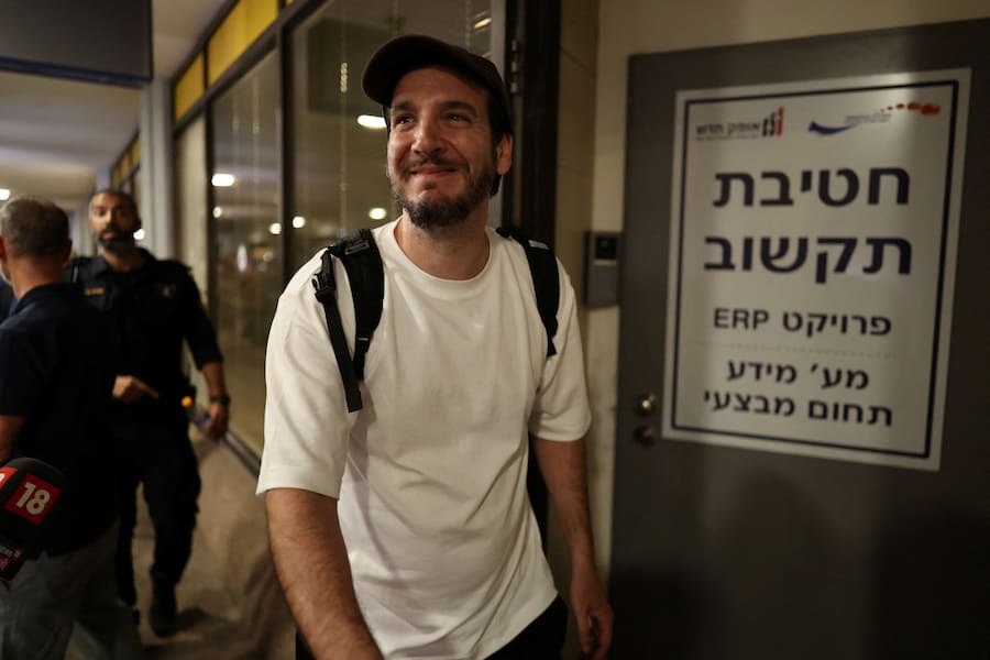 Un passeggero che si trovava a bordo dell’aereo della FlyDubai diretto in Israele dagli Emirati Arabi Uniti, deviato in Arabia Saudita a seguito di un segnale di emergenza, arriva all’aeroporto internazionale Ben Gurion, a Lod, vicino a Tel Aviv, in Israele. (REUTERS)