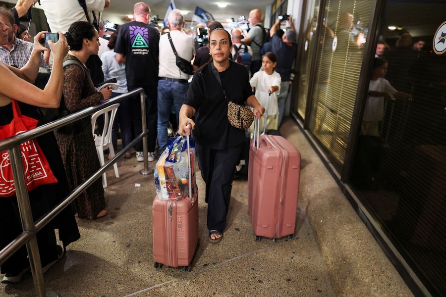 I passeggeri che si trovavano a bordo dell’aereo della FlyDubai diretto in Israele dagli Emirati Arabi Uniti, deviato in Arabia Saudita a seguito di un segnale di emergenza, arrivano all’aeroporto internazionale Ben Gurion, a Lod, vicino a Tel Aviv. (REUTERS)