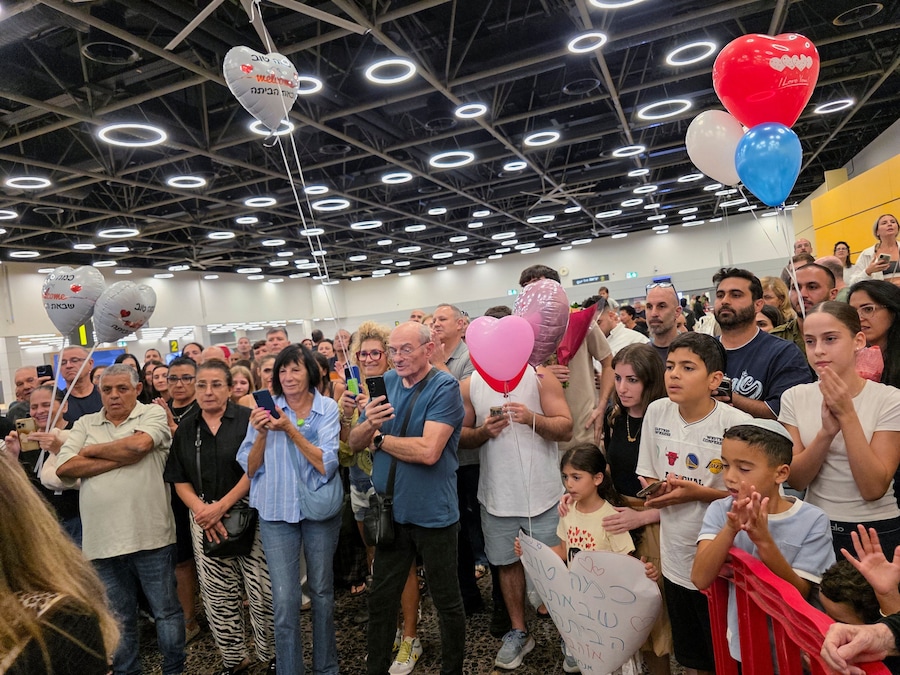 I familiari e i cari dei passeggeri dell’aereo della FlyDubai diretto in Israele dagli Emirati Arabi Uniti, che è stato dirottato in Arabia Saudita a seguito di un segnale di emergenza, attendono il loro arrivo all’aeroporto internazionale Ben Gurion di Lod, vicino a Tel Aviv. (REUTERS)