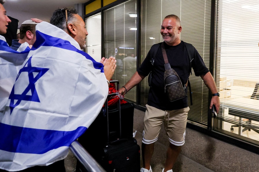 Un uomo reagisce mentre viene accolto dalla folla radunata, al momento dell’arrivo all’aeroporto internazionale Ben Gurion, a Lod, vicino a Tel Aviv, in Israele. (REUTERS)