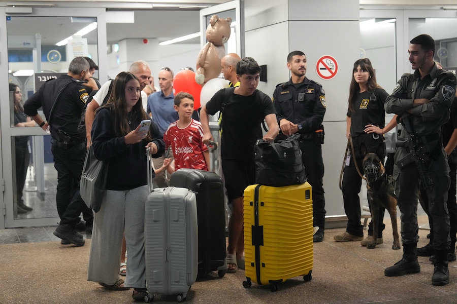 Passengers who experienced an emergency landing in Saudi Arabia, during a flight on FlyDubai plane, arrive at Ben Gurion International Airport, near Tel Aviv, Israel, Wednesday, Sept. 30, 2026. (AP Photo/Ariel Schalit) (APN)