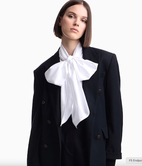 Emporio Armani. Con collo foulard in cotone e viscosa, capsule Boteh. 