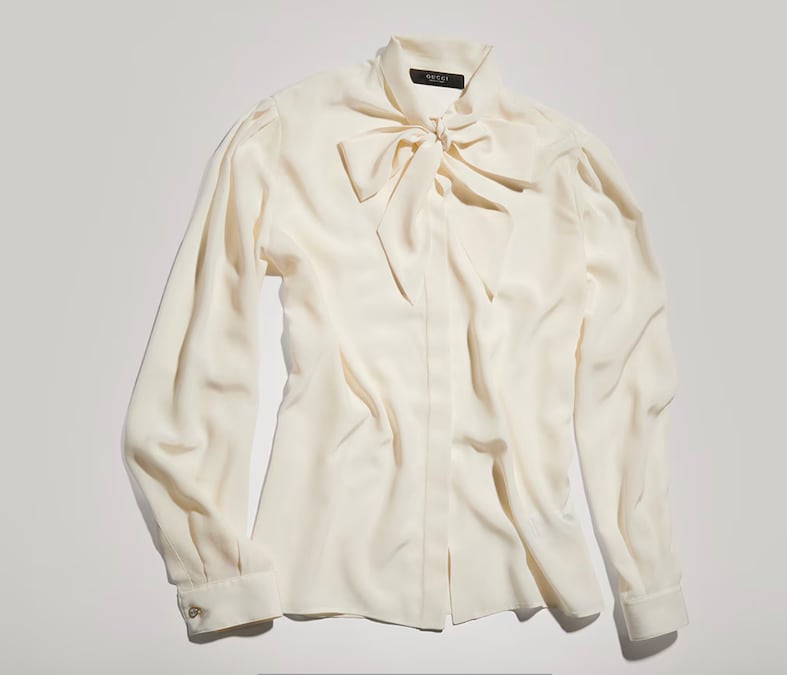 Gucci. Camicia in seta crêpe de Chine con fiocco.
