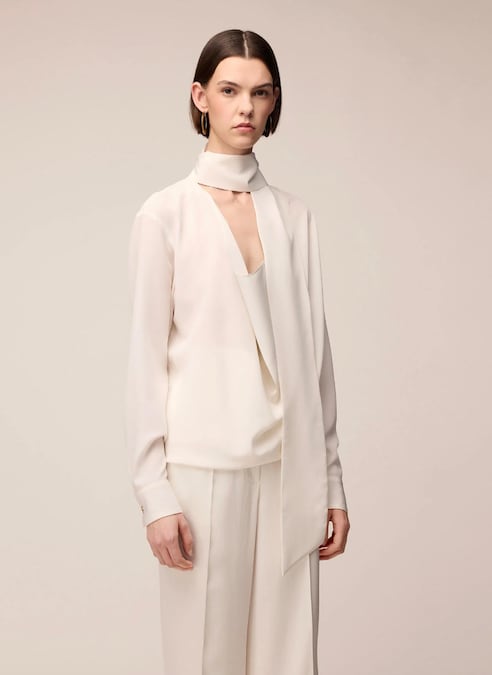 Retori. Blusa morbida in seta con collo a sciarpa.