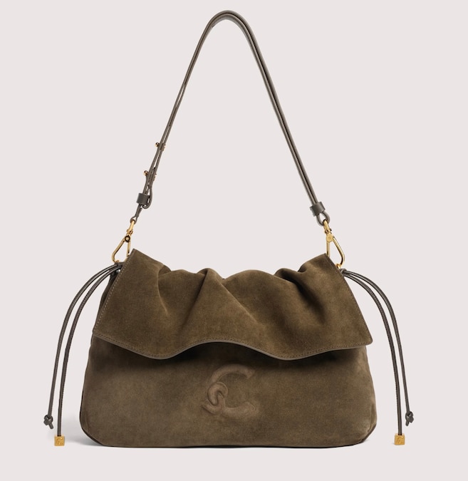 Coccinelle. Borsa a spalla in camoscio con logo C-me, con elementi metallici che rifiniscono i lacci laterali, tracolla regolabile