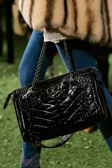 Valentino Garavani. Borsa a spalla Panthea in nappa motivo chevron