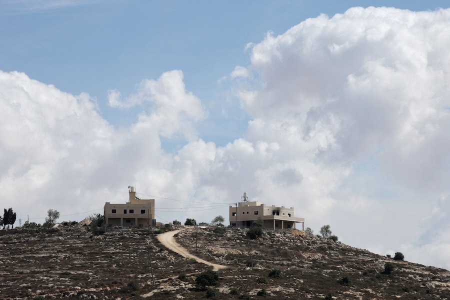 Una proprietà appartenente ai palestinesi Mahmod Tubasi, 60 anni, e a sua moglie Aedah, 51 anni, danneggiata in quello che, secondo loro, è stato un attacco da parte di coloni israeliani a Jalud, nella Cisgiordania occupata da Israele, il 29 settembre 2026. REUTERS/Ammar Awad (REUTERS)