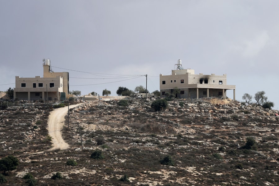 Una proprietà appartenente ai palestinesi Mahmod Tubasi, 60 anni, e a sua moglie Aedah, 51 anni, danneggiata in quello che secondo loro è stato un attacco da parte di coloni israeliani a Jalud, nella Cisgiordania occupata da Israele, il 29 settembre 2026. REUTERS/Ammar Awad (REUTERS)