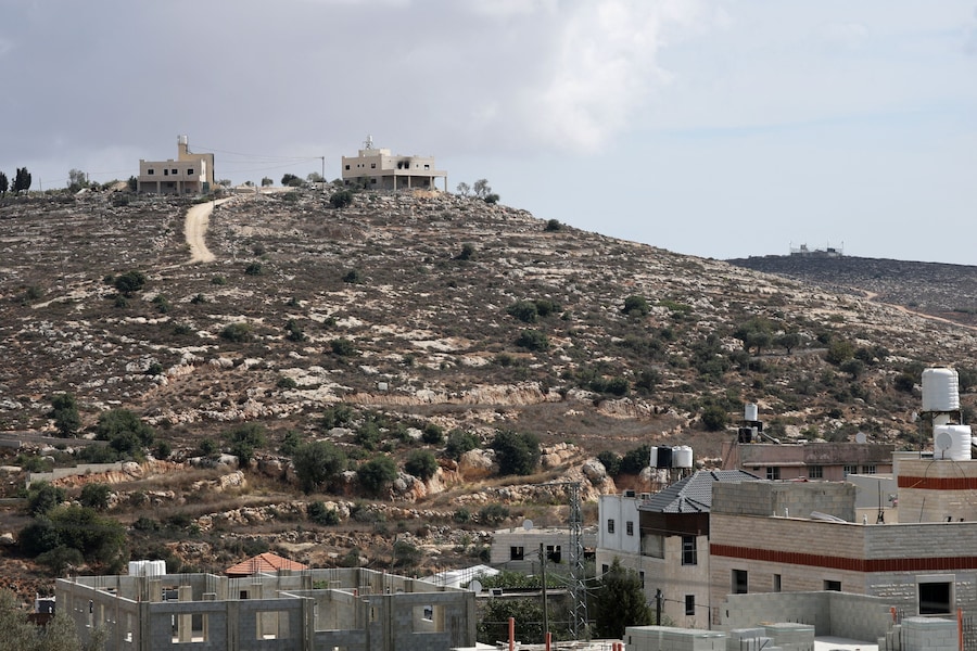 Una proprietà appartenente ai palestinesi Mahmod Tubasi, 60 anni, e a sua moglie Aedah, 51 anni, danneggiata in quello che secondo loro è stato un attacco da parte di coloni israeliani a Jalud, nella Cisgiordania occupata da Israele, il 29 settembre 2026. REUTERS/Ammar Awad (REUTERS)