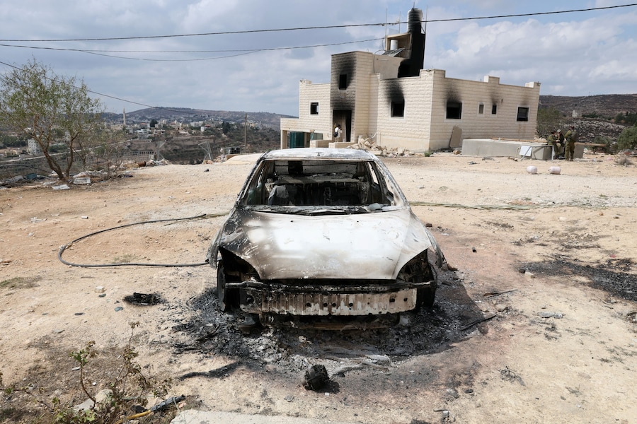 Un veicolo distrutto giace nella proprietà dei palestinesi Mahmod Tubasi, 60 anni, e di sua moglie Aedah, 51 anni, in quello che secondo loro è stato un attacco da parte di coloni israeliani, a Jalud, nella Cisgiordania occupata da Israele, il 29 settembre 2026. REUTERS/Ammar Awad (REUTERS)